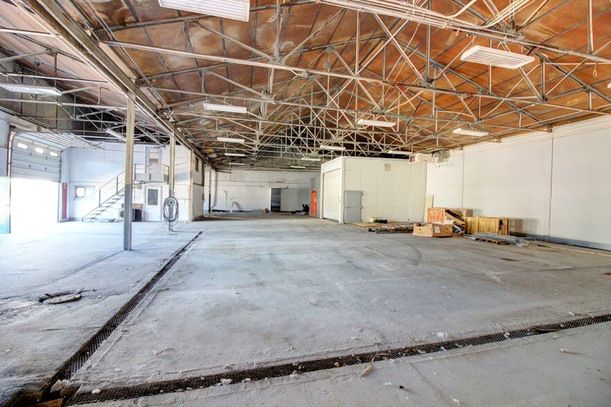 More Photos Of 142 Middle St, Geneva Warehouse For Sale