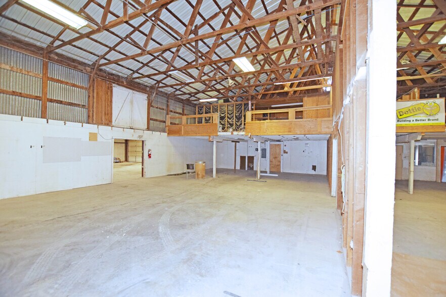 More Photos Of 302 Industrial Ave, Odessa Warehouse For Sale