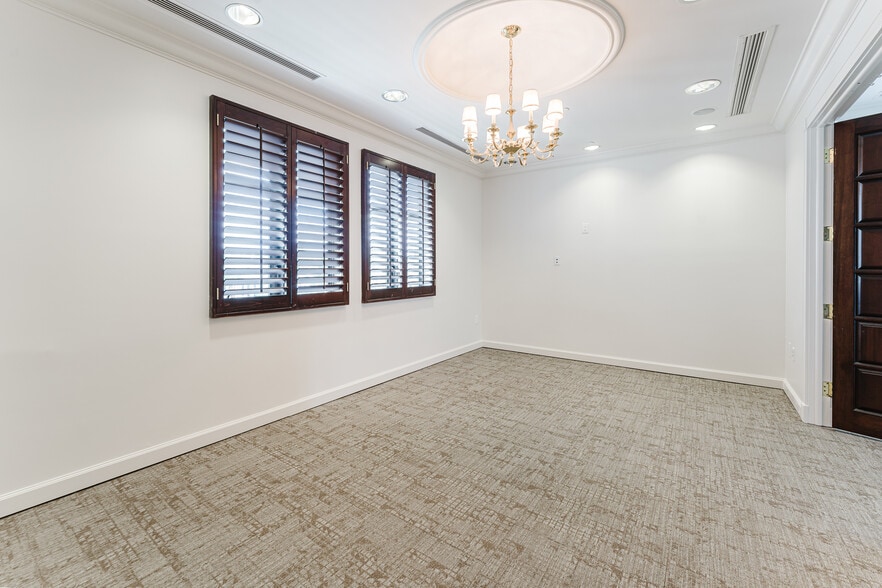 More Photos Of 420 Royal Palm Way, Palm Beach Office For Lease