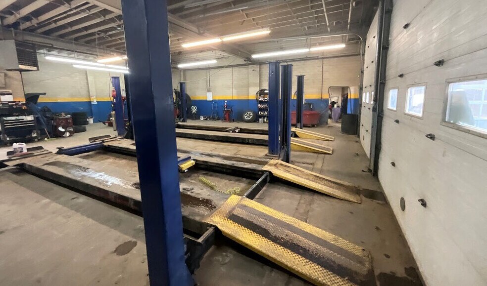 More Photos Of 514 S Railway St SE, Medicine Hat Auto Repair For Sale