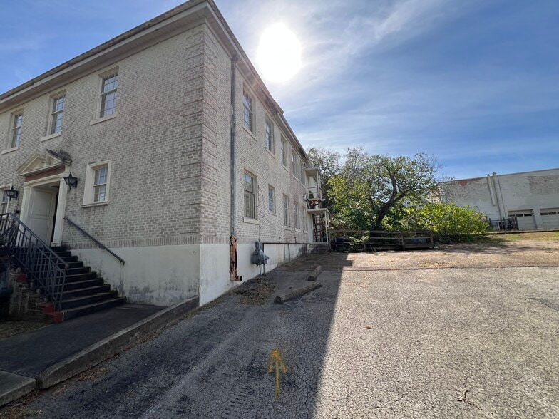 More Photos Of 204 N Alamo Blvd, Marshall Flex For Sale