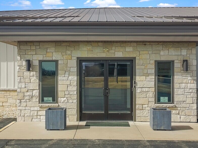 More Photos Of 2492 Crest Dr, Lake Geneva Office For Sale