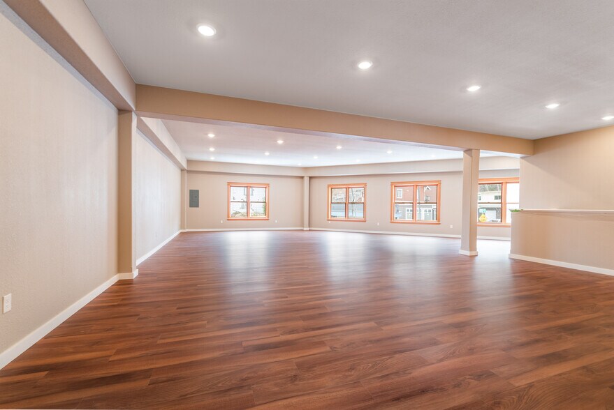 More Photos Of 1059 Water St, Ketchikan General Retail For Sale