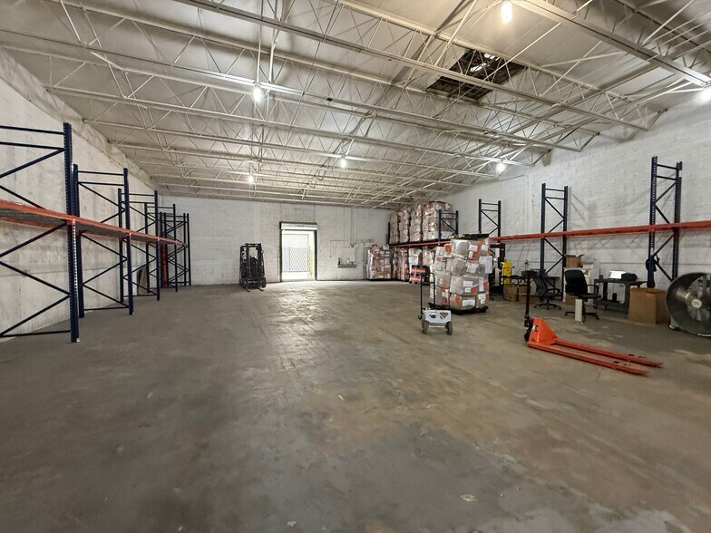 More Photos Of 220 W 24th St, Hialeah Showroom For Lease