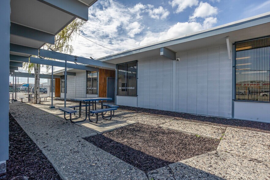 More Photos Of 611 W Columbia St, Pasco Office For Sale