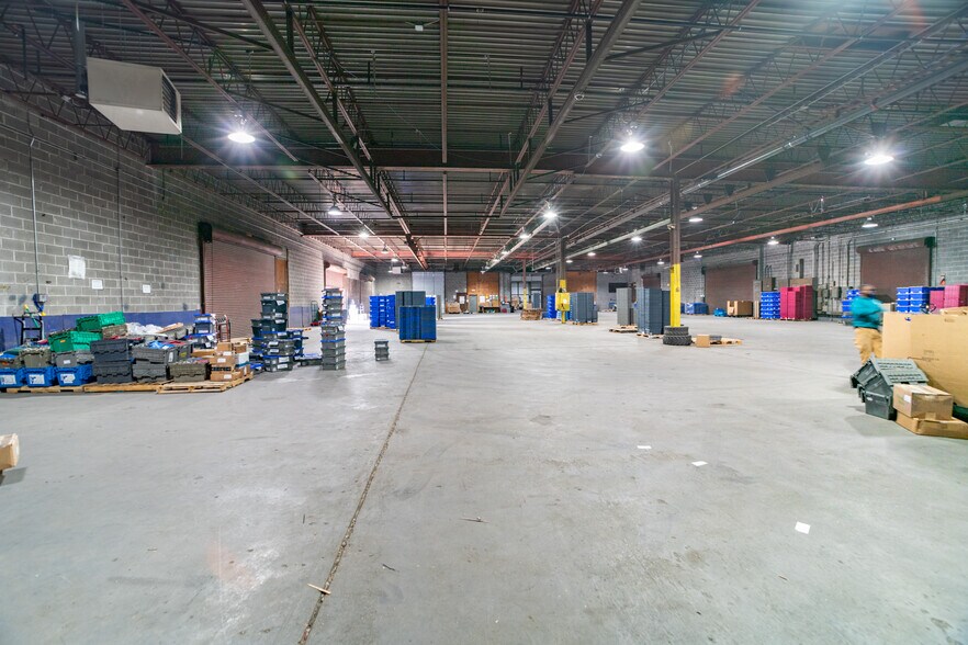 More Photos Of 125-127 Byassee Dr, Hazelwood Warehouse For Lease