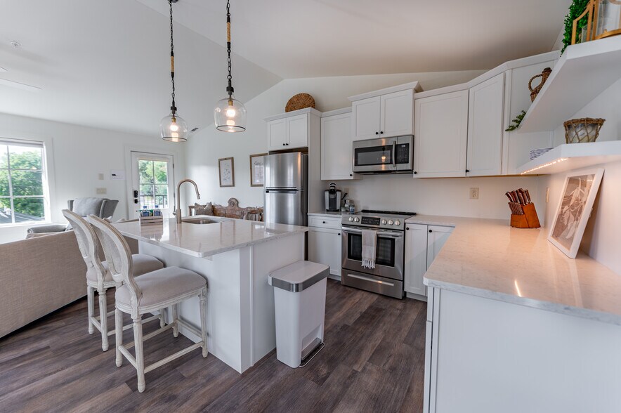 More Photos Of 118 Oak Crescent Cir, Clayton Hotel For Sale