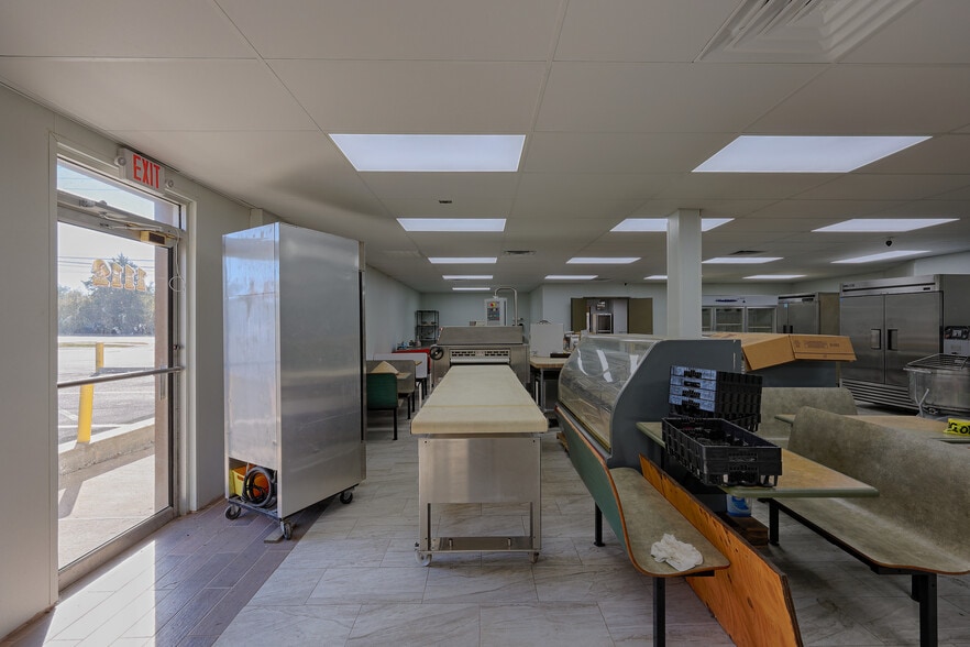 More Photos Of 1112 N Frazier St, Conroe Freestanding For Sale