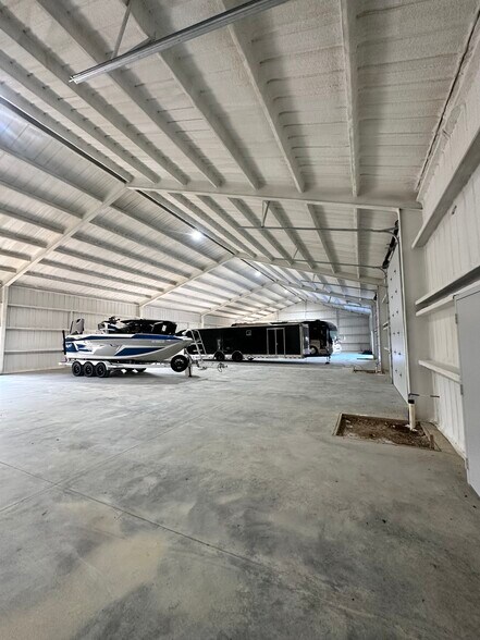 More Photos Of 615 FM 371, Gainesville Showroom For Sale