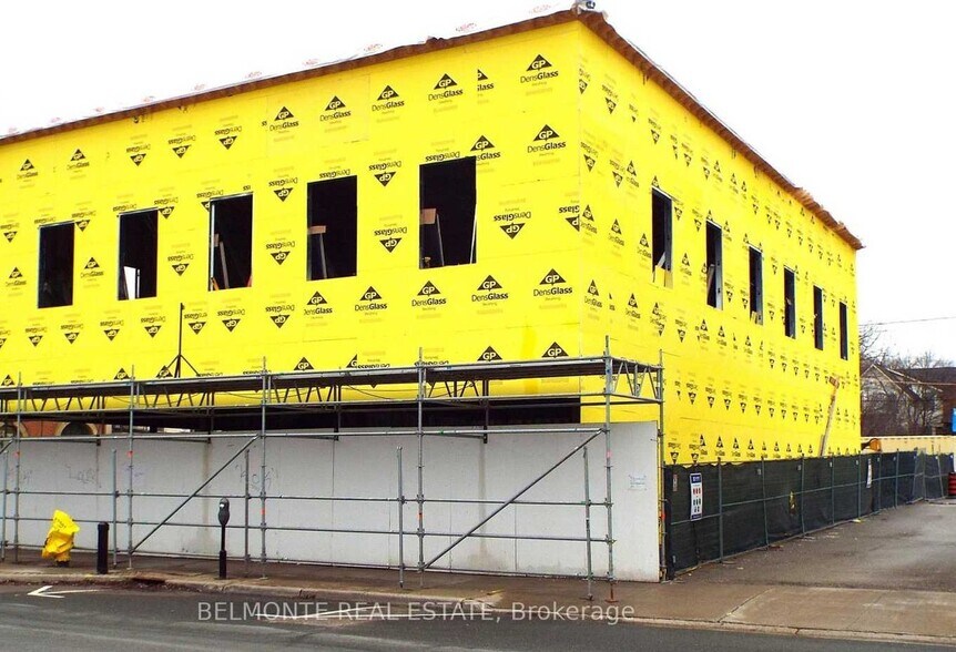 More Photos Of 124 Brock St N, Whitby Freestanding For Lease