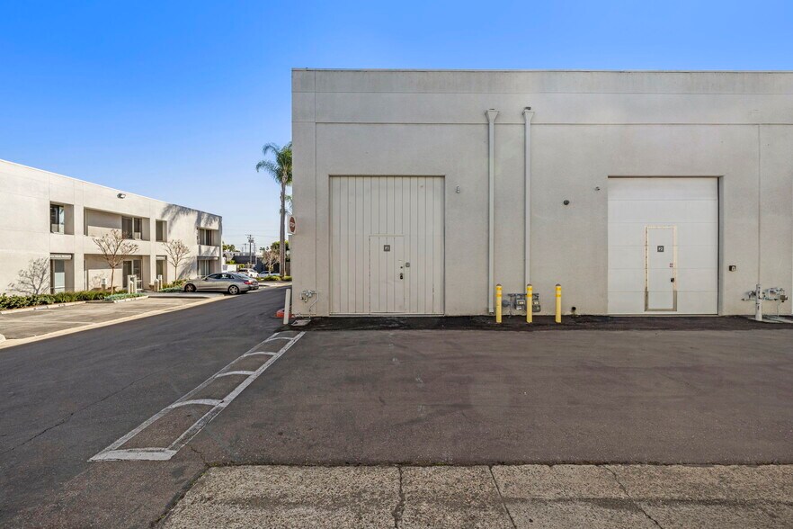 More Photos Of 711 W 17th St, Costa Mesa Light Manufacturing For Lease