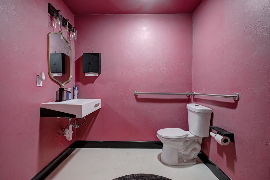 More Photos Of 6500 N Meridian Ave, Oklahoma City Medical For Sale