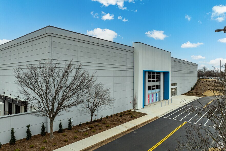 More Photos Of 2800 N Germantown Pky, Memphis Department Store For Lease