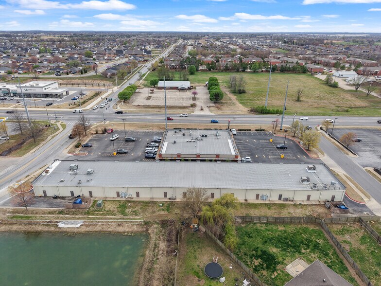 More Photos Of 2500-2502 SW 14th St, Bentonville Unknown For Lease