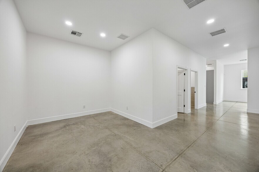 More Photos Of 908 Cresthaven Dr, Euless Showroom For Lease