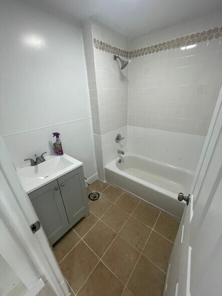 More Photos Of 157 Smith St, Newark Storefront Retail Office For Sale