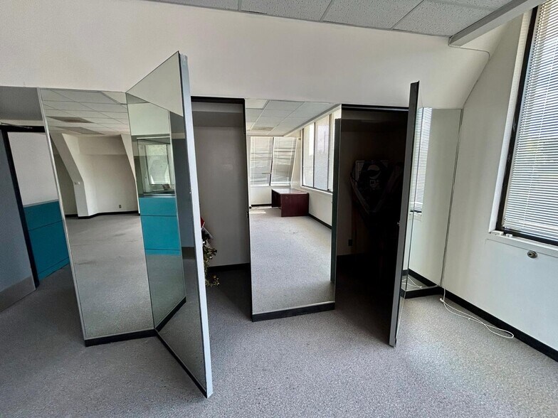 More Photos Of 22001-22027 Kelly Rd, Eastpointe Office For Lease