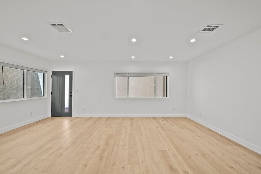 More Photos Of 11488 Burbank Blvd, North Hollywood Flex For Sale