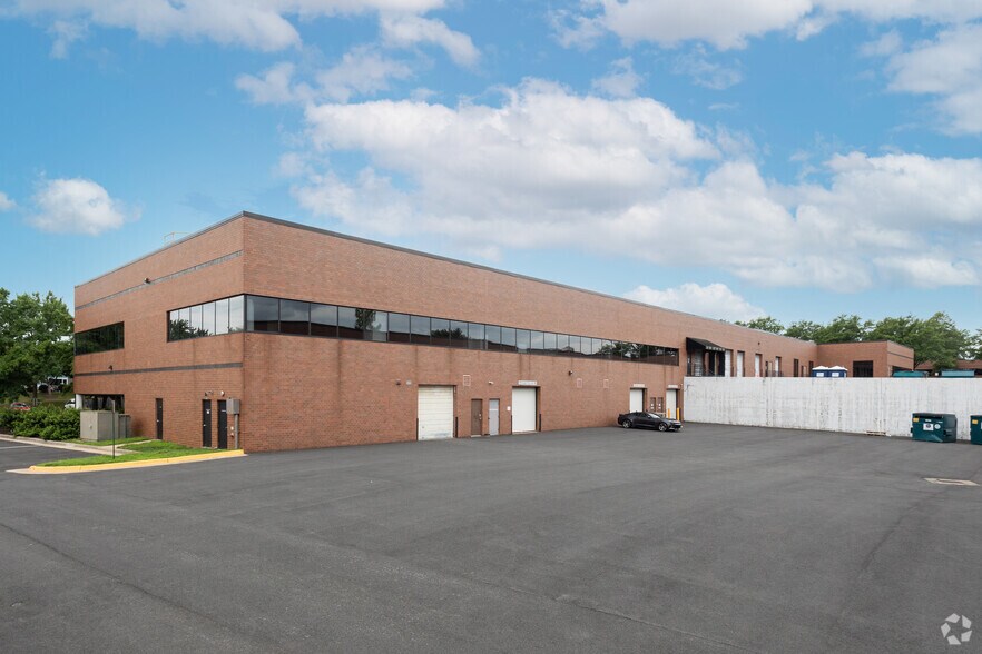 More Photos Of 450 Spring Park Pl, Herndon Unknown For Lease