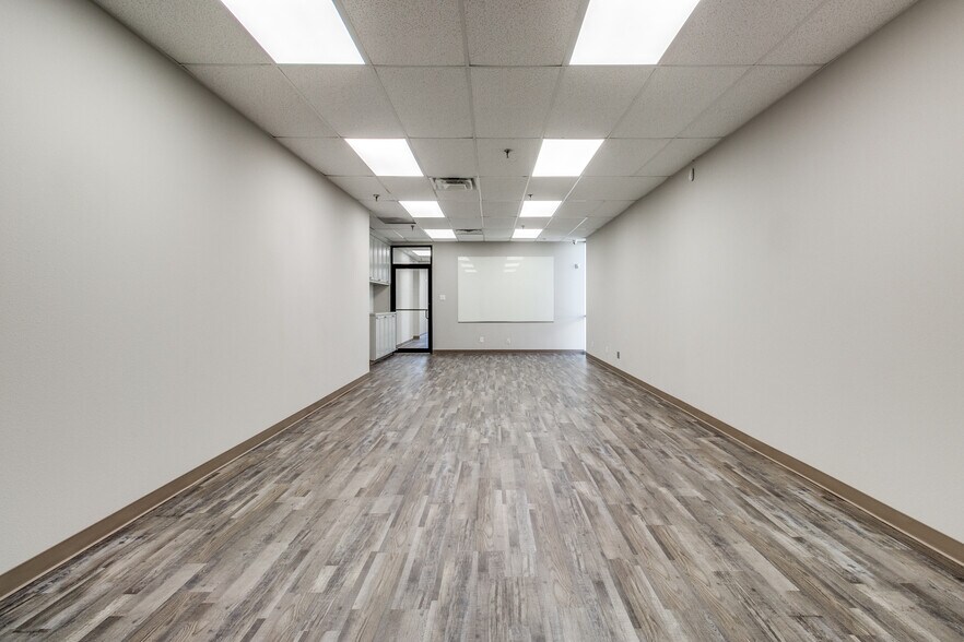 More Photos Of 11232 Leo Ln, Dallas Warehouse For Lease