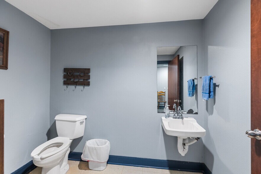 More Photos Of 40648 Hwy290 Business, Waller Office For Sale