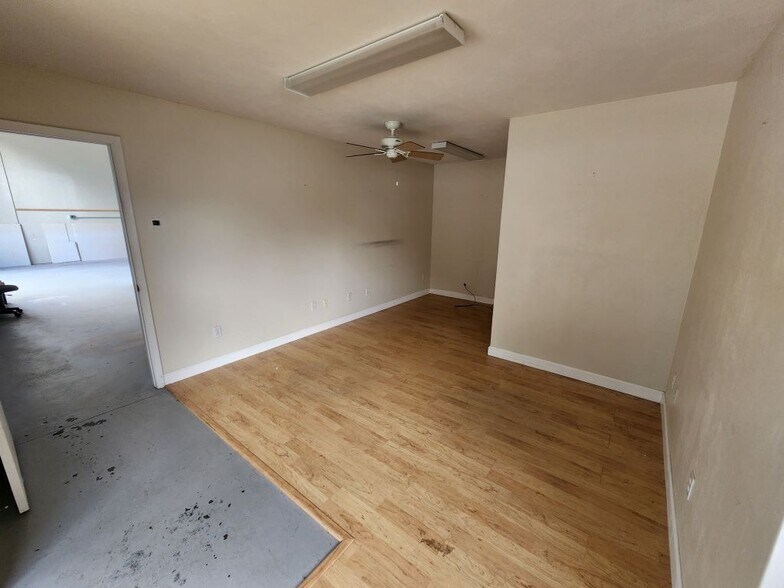 More Photos Of 2808 Hibiscus Dr, Edgewater Flex For Lease