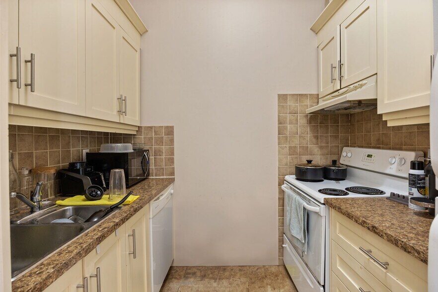 More Photos Of 999 Bloor St W, Toronto Storefront Retail Residential For Sale