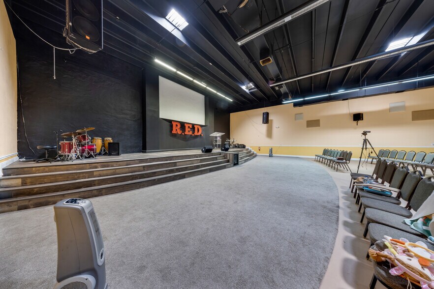 More Photos Of 2056 NW 23rd Ave, Miami Flex For Lease