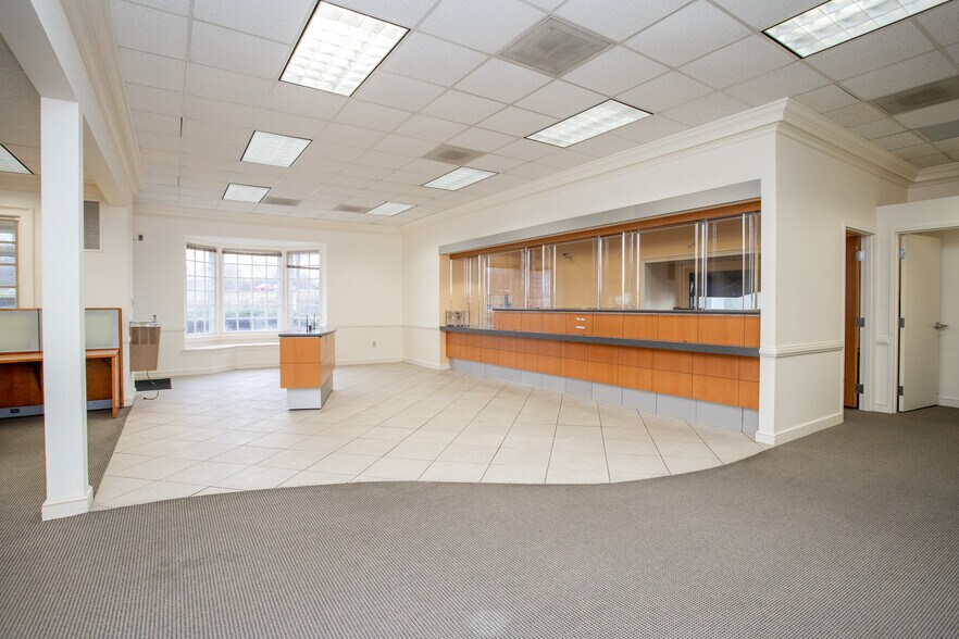 More Photos Of 3651 Greensboro Rd, Ridgeway Bank For Lease
