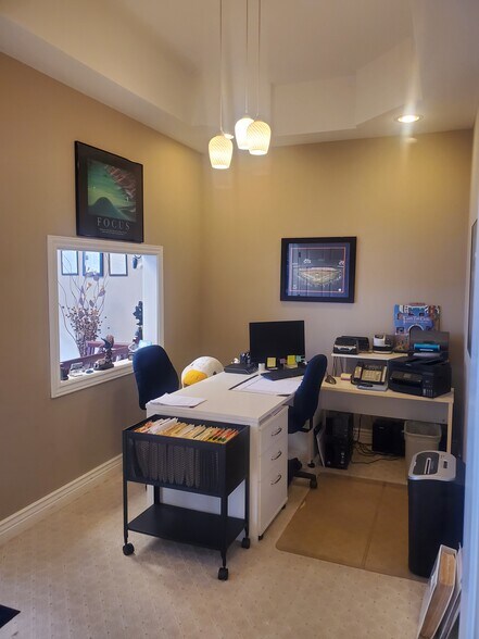 More Photos Of 820 E Terra Cotta Ave, Crystal Lake Office For Sale