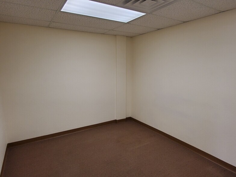 More Photos Of 5426-5440 Schertz Rd, San Antonio Flex For Lease