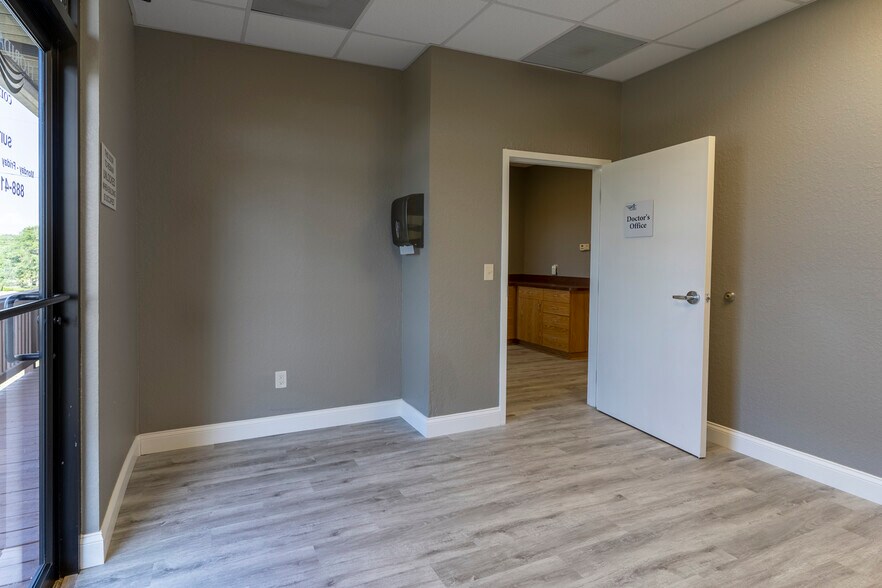 More Photos Of 301 Skyline Dr, Lady Lake Unknown For Lease