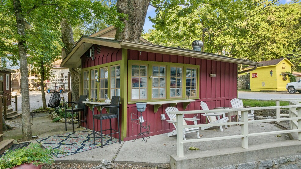 More Photos Of 275 N Main St, Eureka Springs Hotel For Sale