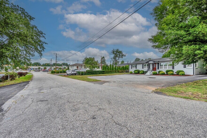 More Photos Of 1 Elizabeth Dr, Greenville Freestanding For Sale
