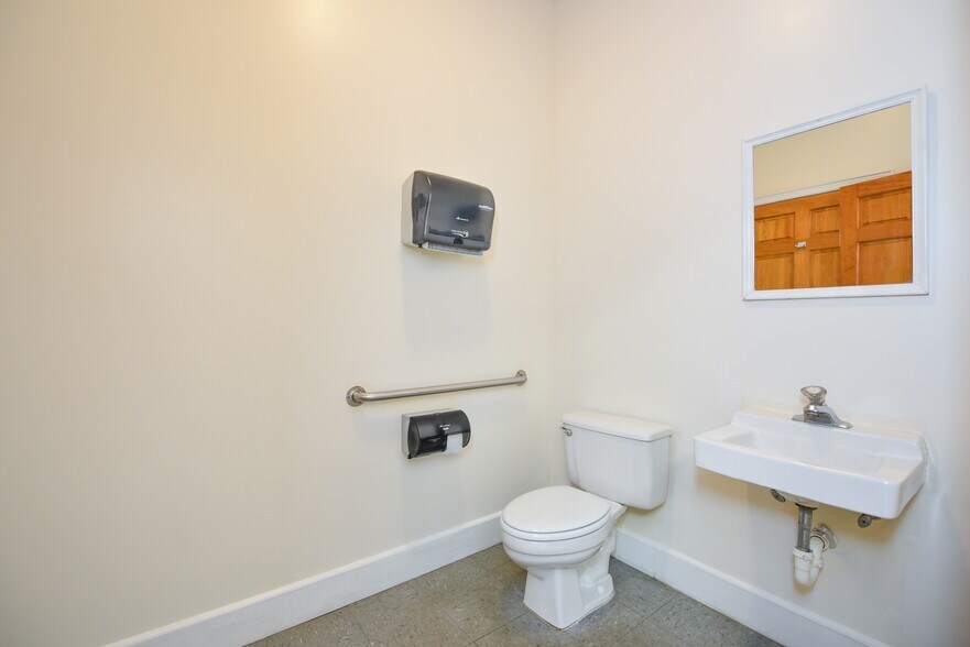 More Photos Of 51 Market St, Apalachicola Storefront Retail Residential For Lease