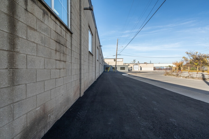 More Photos Of 100 Burland Cres, Hamilton Warehouse For Lease