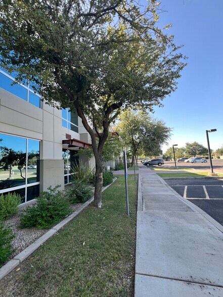 More Photos Of 5701 W Talavi Blvd, Glendale Office For Lease