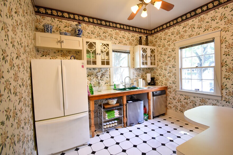 More Photos Of 612 W 22nd St, Austin Office Residential For Lease