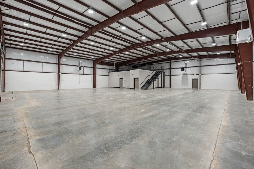 More Photos Of 1170 Dunlop Ln, Clarksville Industrial For Lease