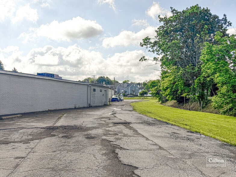 More Photos Of 533 Depot St, Latrobe Showroom For Lease