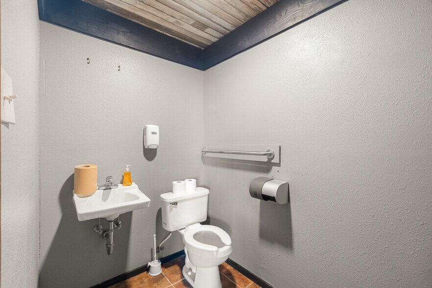 More Photos Of 5006 Morris St, Moss Point Restaurant For Sale