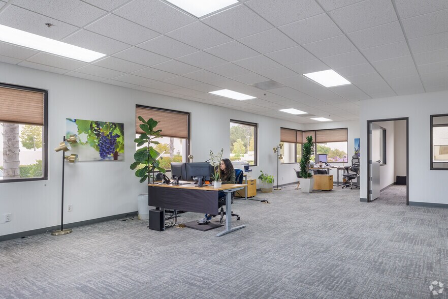 More Photos Of 27949 Diaz Rd, Temecula Warehouse For Lease