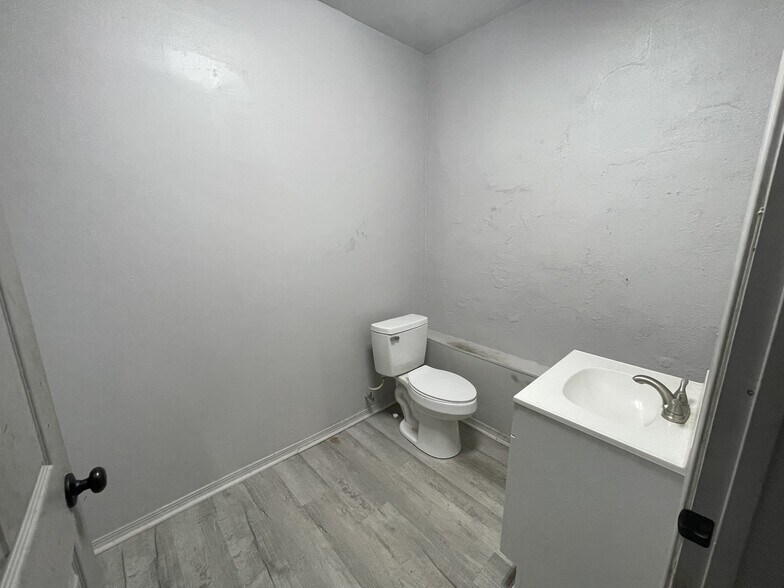 More Photos Of 1417 W Cervantes St, Pensacola Showroom For Lease