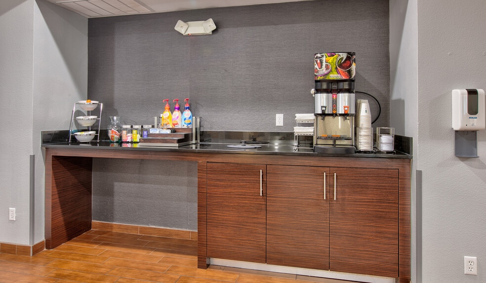 More Photos Of 615 City Center Way, Longview Hotel For Sale