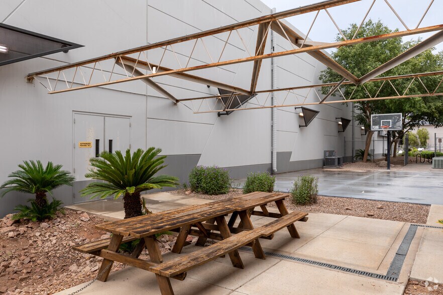 More Photos Of 4501 E McDowell Rd, Phoenix Showroom For Sale