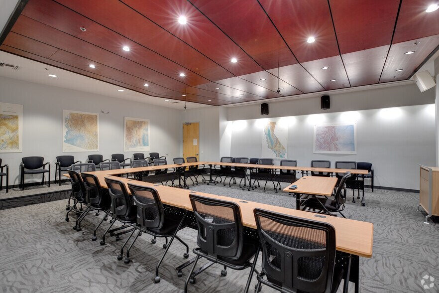 More Photos Of 4501 E McDowell Rd, Phoenix Showroom For Sale