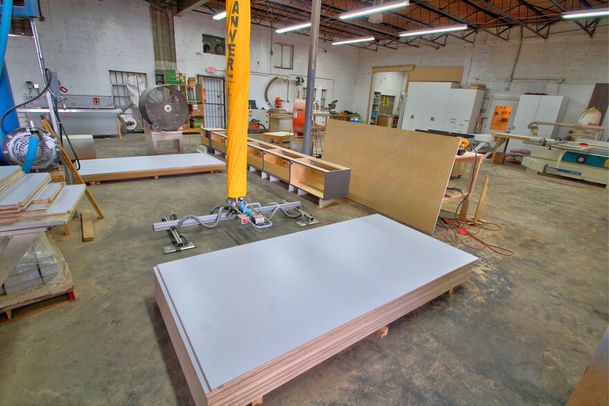 More Photos Of 3241-3249 NW 38th St, Miami Manufacturing For Lease