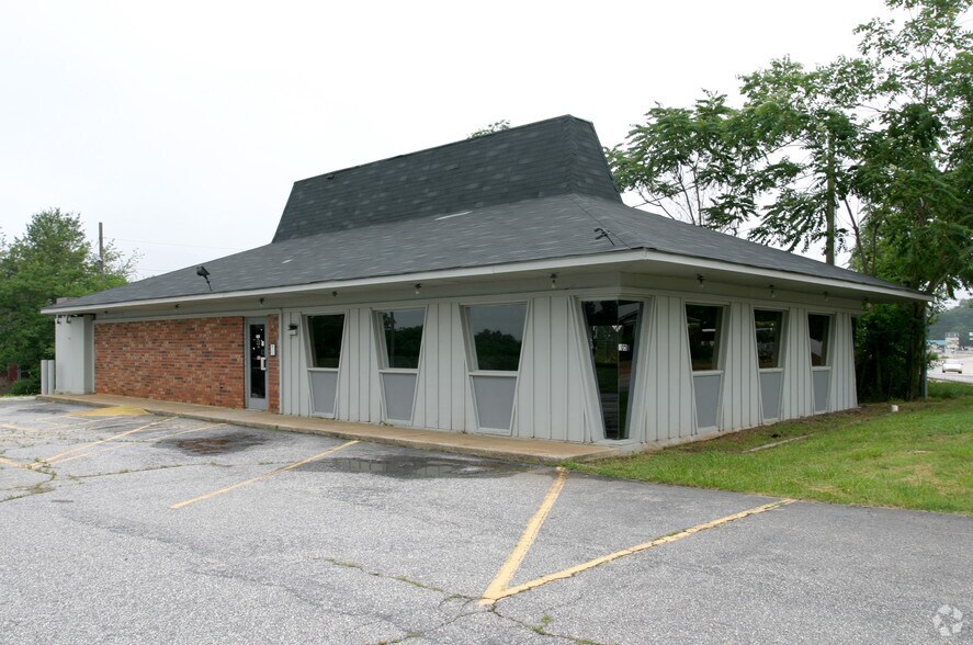 More Photos Of 1037 Cedar Lane Rd, Greenville Restaurant For Lease