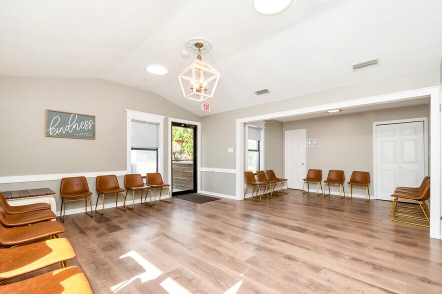 More Photos Of 1962 Spring Hill Ave, Mobile Office For Sale