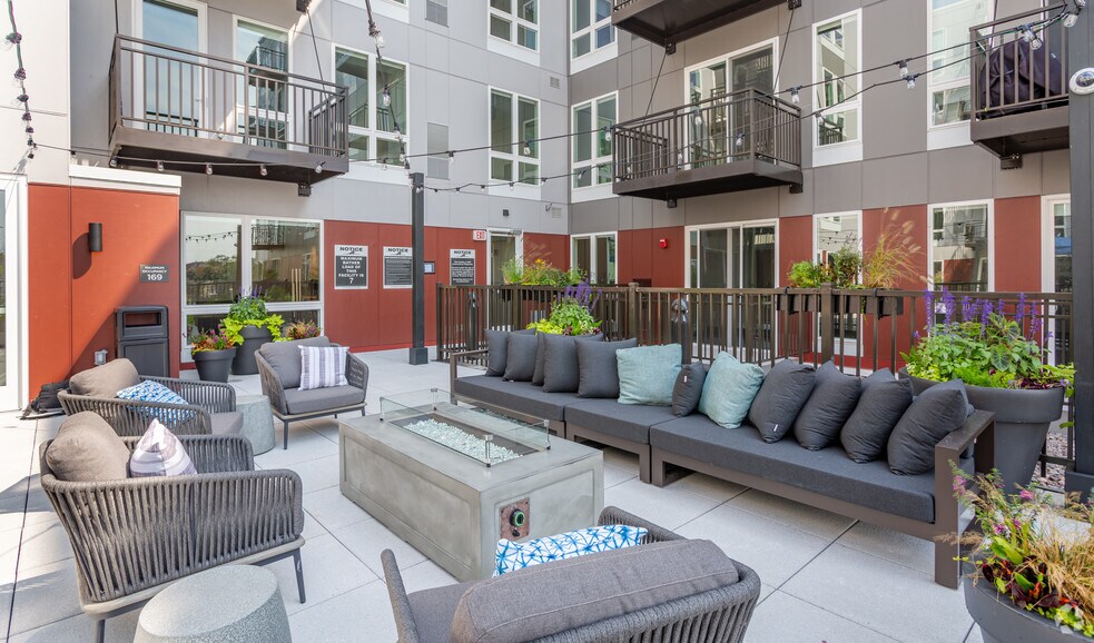 More Photos Of 1555 Ellinwood Ave, Des Plaines Apartments For Lease